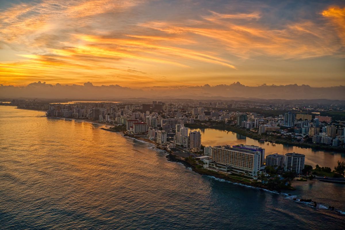 Vista aérea de San Juan, Puerto Rico, al atardecer